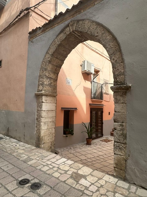 Ingresso storico di Casa Torallo nel centro storico di Irsina